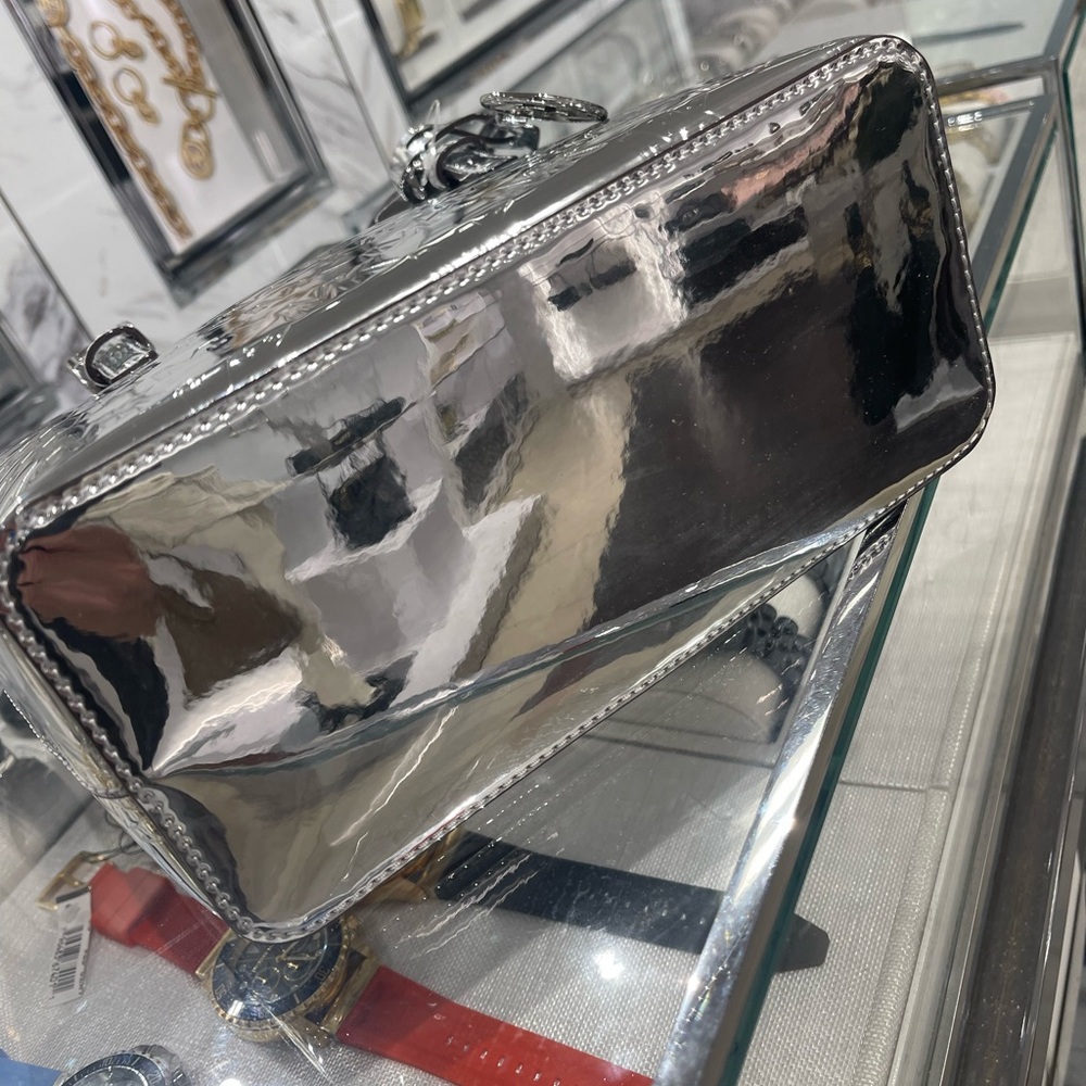 MICHAEL KORS Jet Set Extra-Sm Patent Logo Debossed Convertible Tote Cross
Silver - Picture 11 of 16